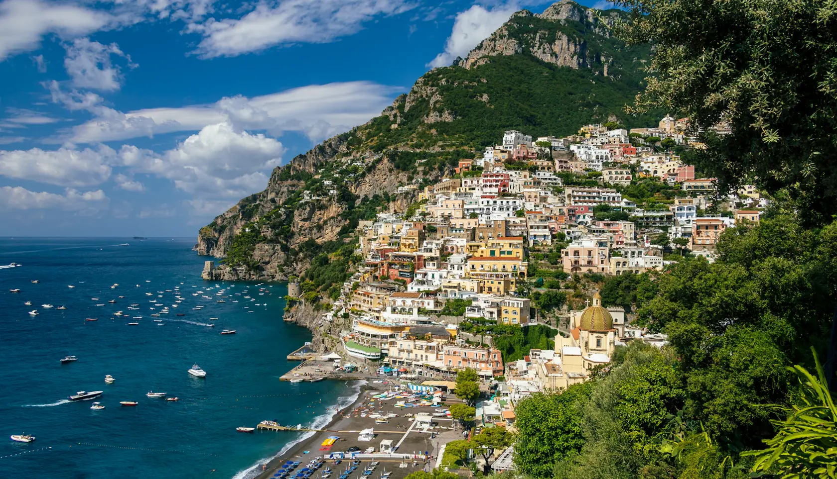 Las casas de Positano sobre el mar de la Costa Amalfitana