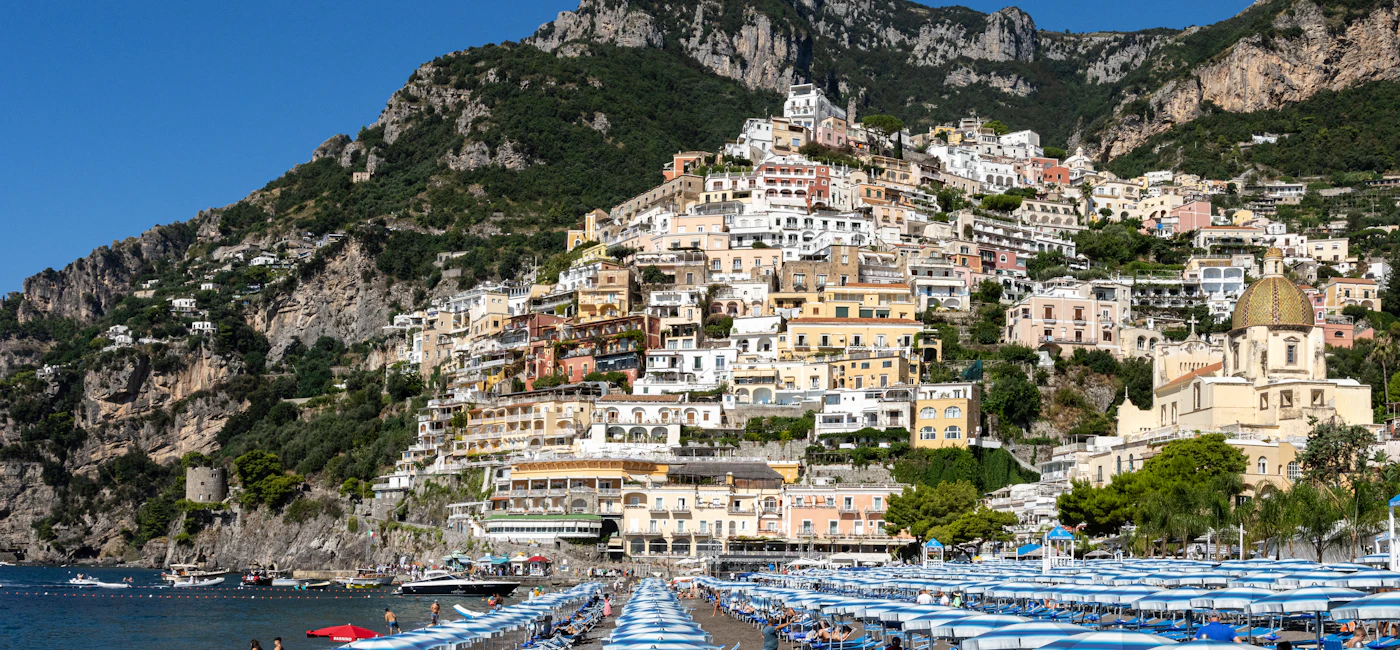 Sombrillas y playa en Positano